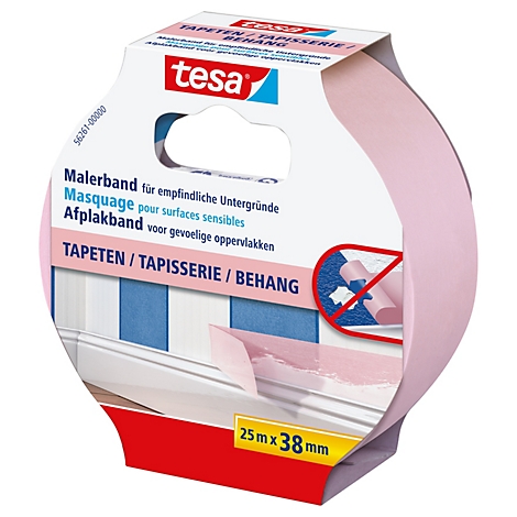 Ruban de masquage rose de Tesa, emballé. Imprimé : Ruban de masquage pour surfaces sensibles, 25m x 38mm. L'application sur le papier peint est illustrée.