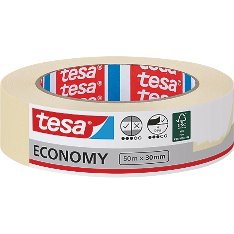 Close-up van een rol tesa Economy afplaktape. De rol toont het Tesa-logo en andere informatie zoals de maat en certificeringen.