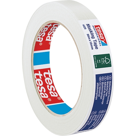 Close-up van een rol witte tesa maskeertape. Logo's en productinformatie staan op de rol.