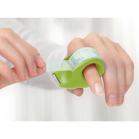 Persoon die een groene tape-dispenser gebruikt die aan de vinger is bevestigd. De tape wordt er afgehaald.