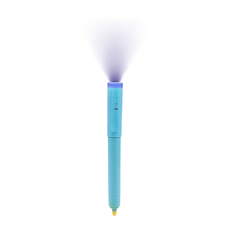 Main tenant un stylo UV bleu sur un billet de 50 euros pour vérifier les contrefaçons.
