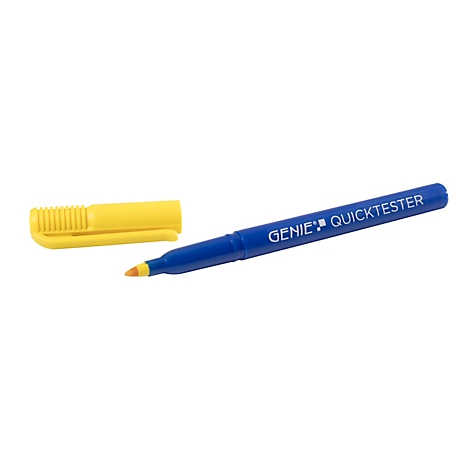 Un stylo bleu de détection de billets de banque sur des billets en euros, 20 et 10 euros.