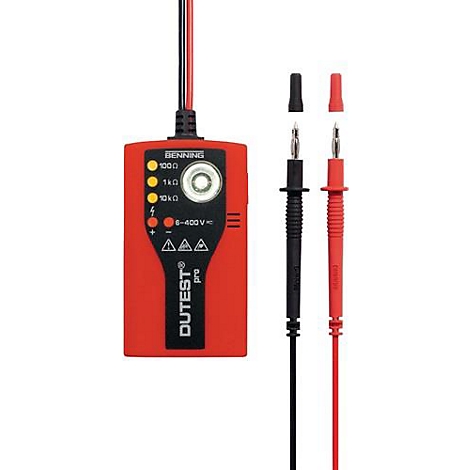 Appareil de mesure BENNING Dutest Pro rouge avec fils de mesure noirs et rouges et accessoires.