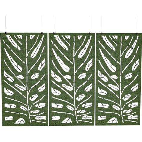 Drie groene bladpanelen met witte bladvormige uitsparingen die aan zwarte touwen hangen.