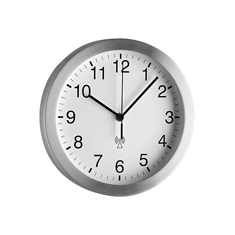 Analoge Wanduhr mit silbernem Gehäuse, weißem Zifferblatt, schwarzen Ziffern und Funksymbol.
