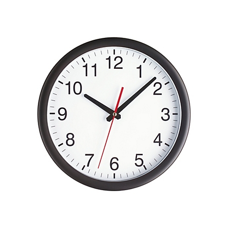 Schwarze Wanduhr mit weißem Zifferblatt und schwarzen arabischen Ziffern vor weißem Hintergrund.