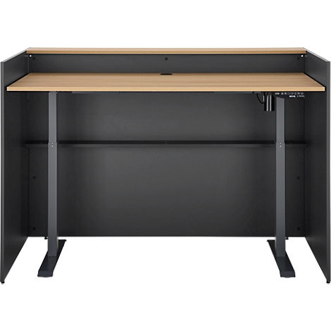 Ein höhenverstellbarer Schreibtisch aus Holz mit schwarzen Metallbeinen und einem grauen Hintergrund.