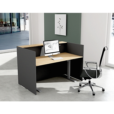Moderner Empfangstisch mit Computer und Bürostuhl. Grau und Holzfarben dominieren. Im Hintergrund ein abstraktes Bild.