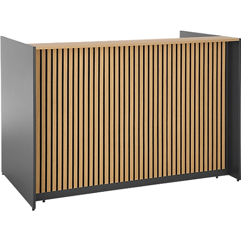Empfangstresen mit Holzlamellen und grauen Seitenwänden. Minimalistisches Design.