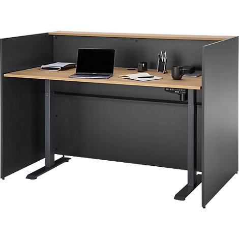 Hellbrauner Schreibtisch mit schwarzem Gestell und dunklen Seitenelementen. Darauf Laptop, Stifte und Notizen.