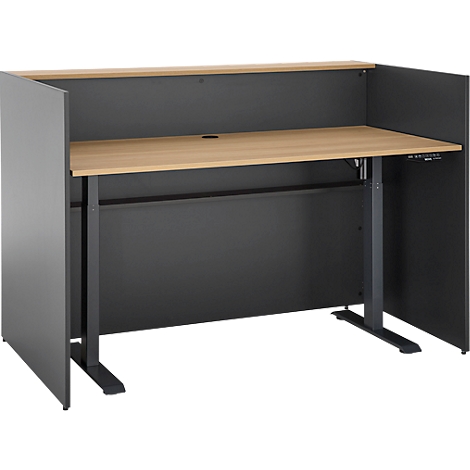 Ein grauer Schreibtisch mit Holzplatte und schwarzen Füßen. Der Schreibtisch hat seitliche Trennwände und eine Blende.