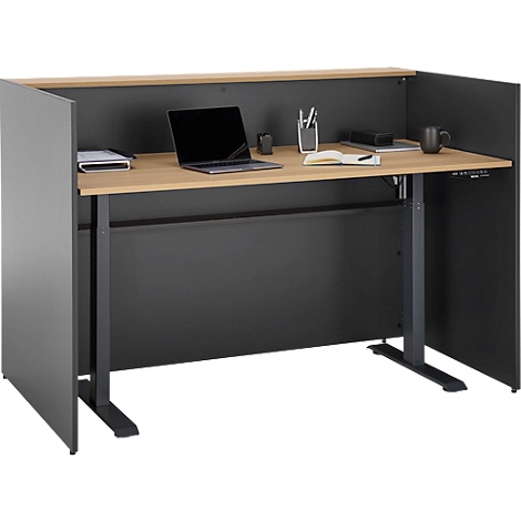 Ein grauer Schreibtisch mit Holzplatte, schwarzem Laptop, Becher, Stifthalter. Hinterwand in Grau. Auf dem Tisch liegt ein Notizblock.