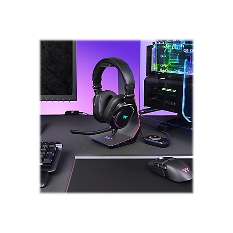 Schwarzes Gaming-Headset auf Ständer, Maus und Tastatur. RGB-Beleuchtung.