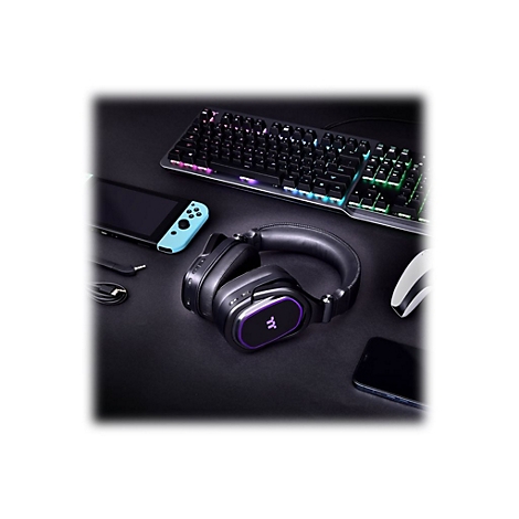 Schwarzer Gaming-Kopfhörer mit violetten Akzenten neben Switch, Tastatur und Maus auf schwarzem Grund.
