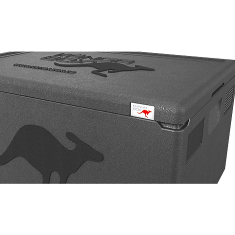 Nahaufnahme einer schwarzen Isolierbox aus Hartschaum mit Känguru-Logo und Markenaufkleber.