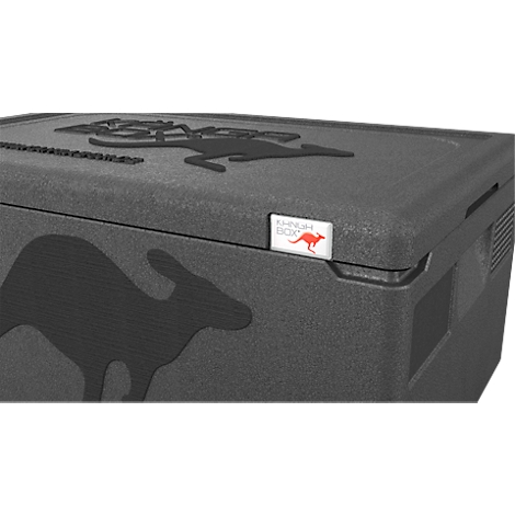 Nahaufnahme einer schwarzen Kängabox Thermobox aus geschäumtem Kunststoff mit Markenlogo-Prägung.