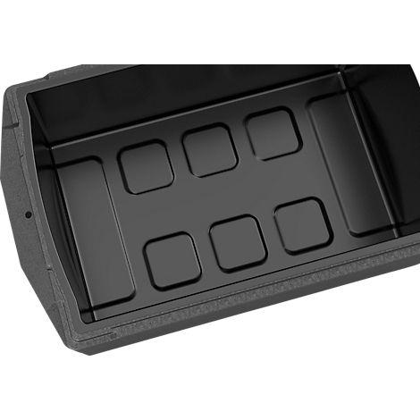 Innenansicht einer schwarzen Box aus EPP mit eingeprägtem Bodenmuster für Getränkeflaschen.