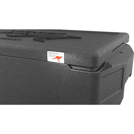Nahaufnahme einer schwarzen KangaBox Thermobox aus EPP mit Logo-Aufkleber an der Ecke.