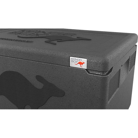 Nahaufnahme einer schwarzen Thermobox aus Hartschaum mit Känguru-Logo und einem roten Känguru-Aufkleber.