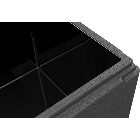 Detailaufnahme einer grauen Box mit schwarzem, glänzendem Innenraum, Blick von oben.