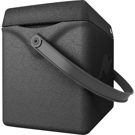 Sac isotherme noir avec poignée de transport. Le couvercle est fermé. Il y a un logo de chameau sur le côté.