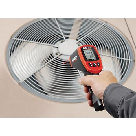 Un thermomètre mesure la température d'un ventilateur. L'écran affiche 90,5.