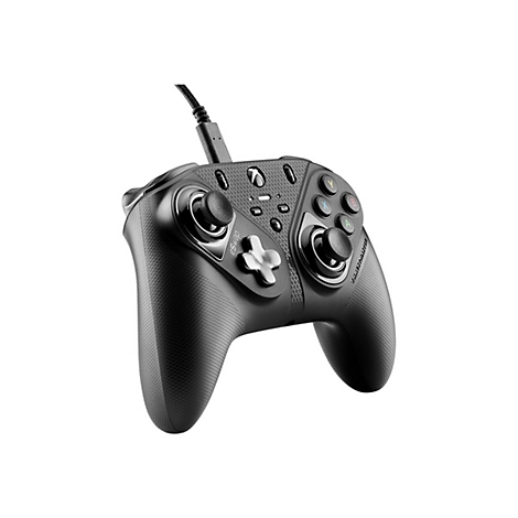 Schwarzer kabelgebundener Gaming-Controller mit Xbox-Logo vor weißem Hintergrund.