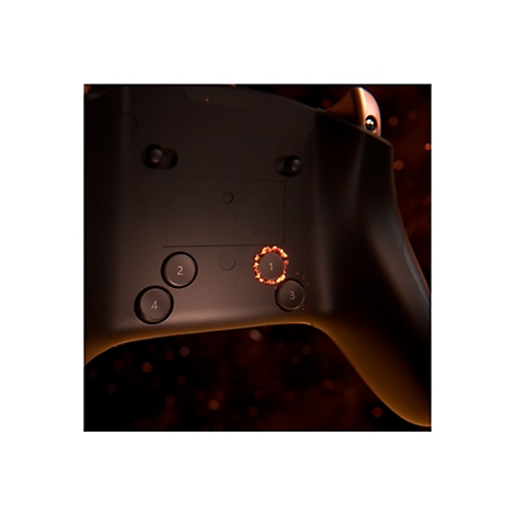 Nahaufnahme der RÃ¼ckseite eines schwarzen Game Controllers, mit beleuchteten KnÃ¶pfen und Beschriftung.