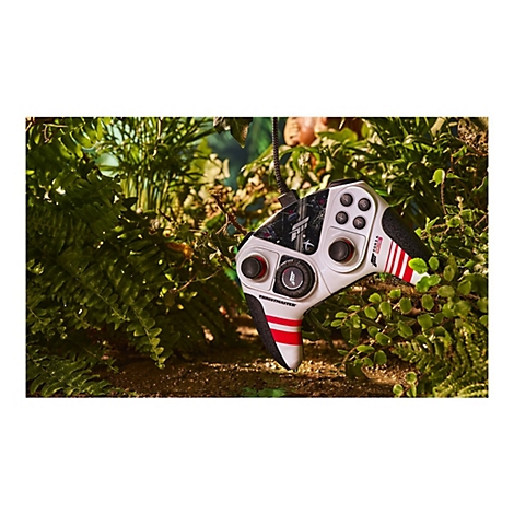 Weißer Thrustmaster Forza Horizon 5 Gamecontroller mit roter Linie und schwarzem Griff, vor Grünpflanzen.