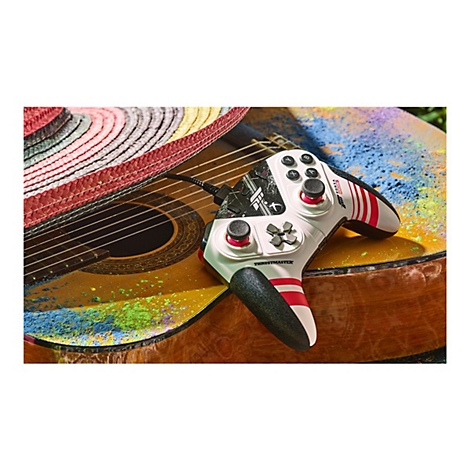 Weiß-roter Controller mit 'Forza Horizon'-Logo liegt auf einer bunten Gitarre mit Hut.