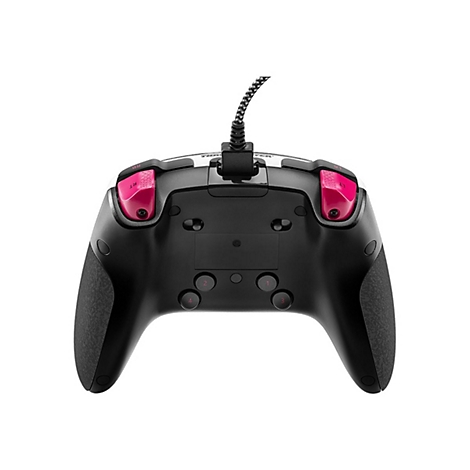 Rückseite eines schwarzen Gaming-Controllers mit pinken Schultertasten und Kabelanschluss vor weißem Hintergrund.