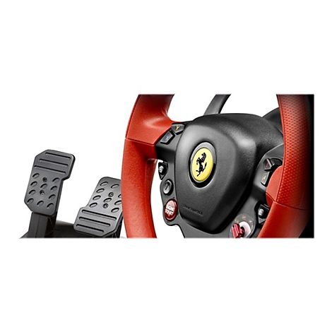 Detailansicht eines Ferrari-Lenkrads mit rotem Ledergriff, Ferrari-Logo in der Mitte und Pedaleinheit im Hintergrund.