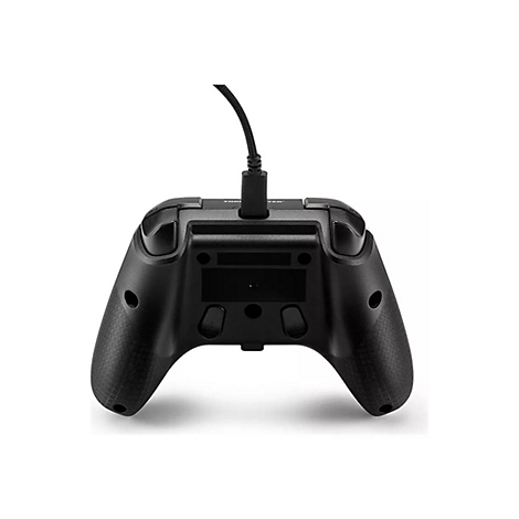 Rückseite eines schwarzen Gaming-Controllers mit USB-Kabelanschluss und texturierten Griffen vor weißem Hintergrund.