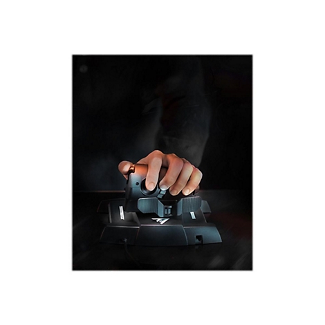 Hand bedient einen schwarzen Flightstick. Im Hintergrund ist eine weitere Hand und dunkler Hintergrund zu sehen.