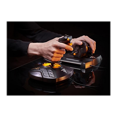 Eine Person hält einen schwarzen Joystick mit goldenen Akzenten. Der Kontroller liegt auf einer spiegelnden Oberfläche, im Hintergrund ist Schwarz.