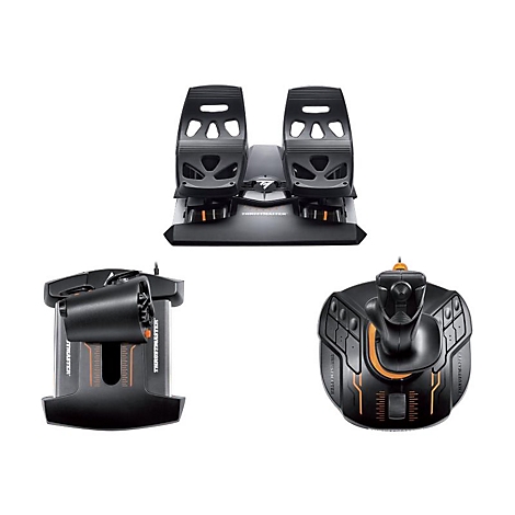 Drei verschiedene Perspektiven eines schwarzen Thrustmaster-Flugsimulations-Set, mit Pedalen, einem Steuerknüppel und einem Gashebel.