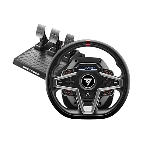 Schwarzes Lenkrad mit Pedalen auf einem Ständer, mit Tasten und Digitalanzeige. Marke: Thrustmaster.