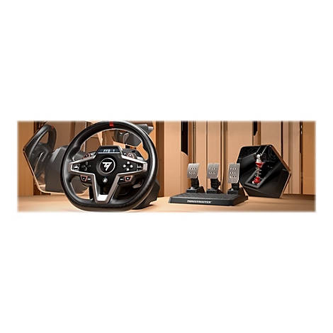 Ein Rennlenkrad-Set mit Pedalen und Rennsitz in Schwarz und Silber auf einem braunen Untergrund. Das Lenkrad zeigt FFB 1.