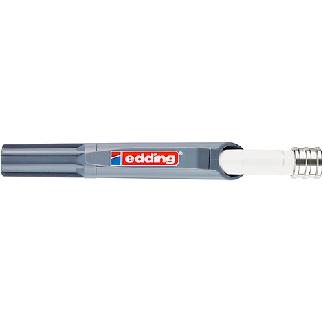 Nahaufnahme eines grauen Edding-Stifts. Der Stift hat einen grauen Körper mit dem Logo und einer weißen Spitze.
