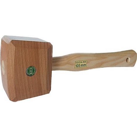 Een houten moker, met een lichte houten steel en een donkerdere moker kop. Op de moker kop zit een groene sticker.