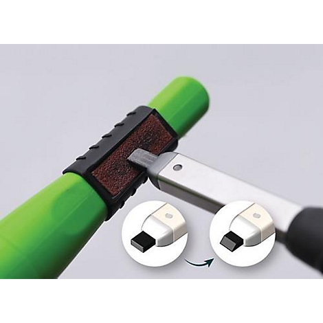 Een pen met een zwarte stifttipreiniger. Een vergelijking van het reinigen van de tip wordt getoond met een grafiek.