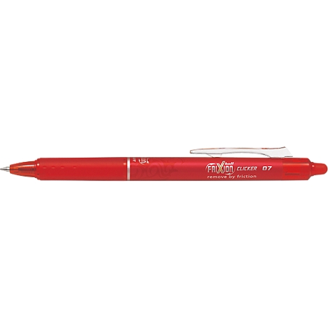 Ein roter Stift mit metallfarbener Spitze, Clip und Aufdruck. Der Stift ist der Pilot Frixion Clicker 07, und hat aufgedruckte Schriftzeichen.