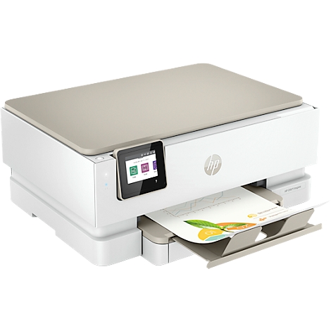 Weißer HP-Drucker, mit beige Abdeckung, druckt ein farbiges Papier. Auf dem Display sind Icons zu sehen.