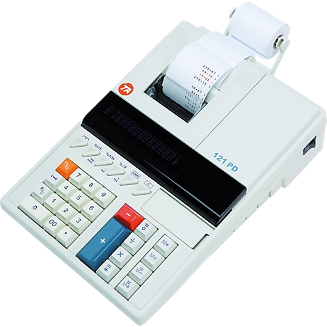 Ein hellgrauer Tischrechner mit Papierrolle und digitalem Display vor neutralem Hintergrund.