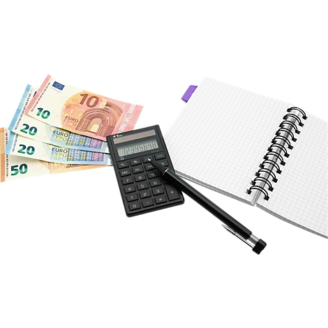Taschenrechner, Stift, Notizbuch und verschiedene Euro-Banknoten auf weißem Hintergrund.