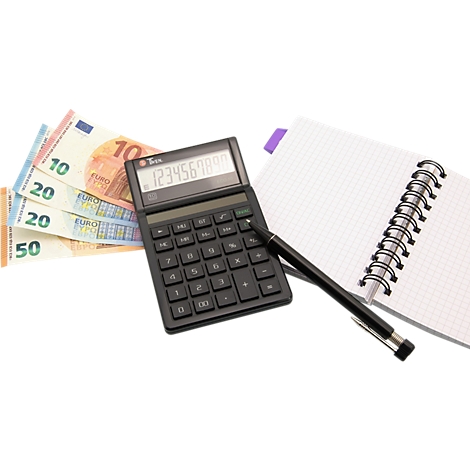 Taschenrechner, Stift und Euro-Geldscheine auf einem weißen Hintergrund.