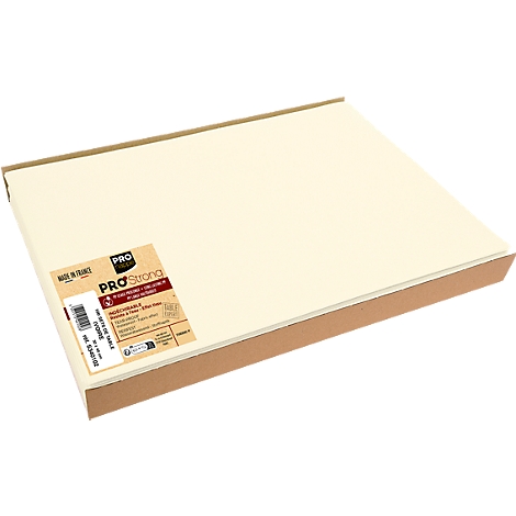 Eine Packung cremefarbenes Papier in einer braunen Pappschachtel. Aufkleber mit Produktinformationen.