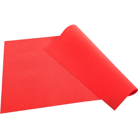 Rotes Papier, teilweise aufgerollt, liegt auf weißem Hintergrund.