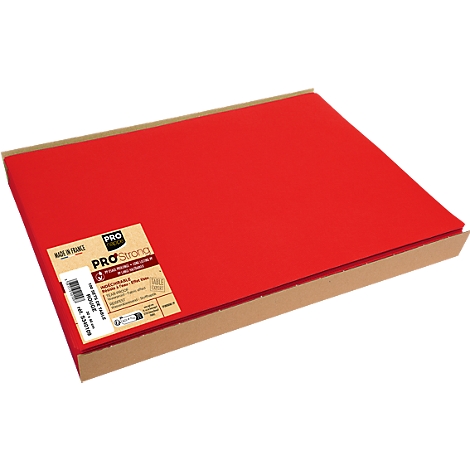 Rotes Papier in einem Karton. Auf dem Karton befindet sich ein Etikett mit Produktinformationen.