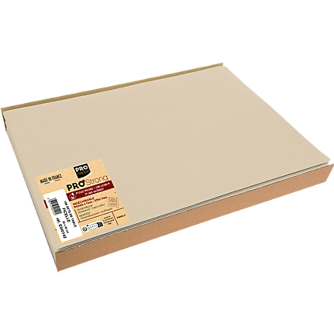 Eine beige Platte in einem Karton, mit Etikett: 'PRO Strong'.